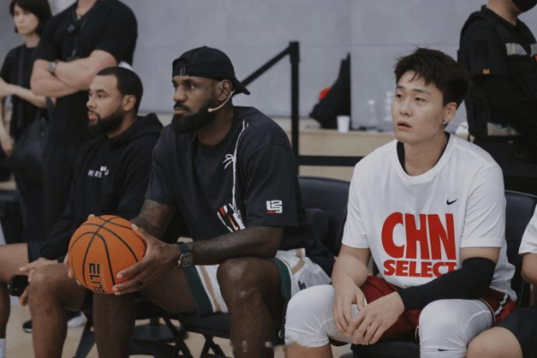 振兴配资 解锁多重身份! 赵睿晒多图回顾参加詹姆斯中国行精彩瞬间